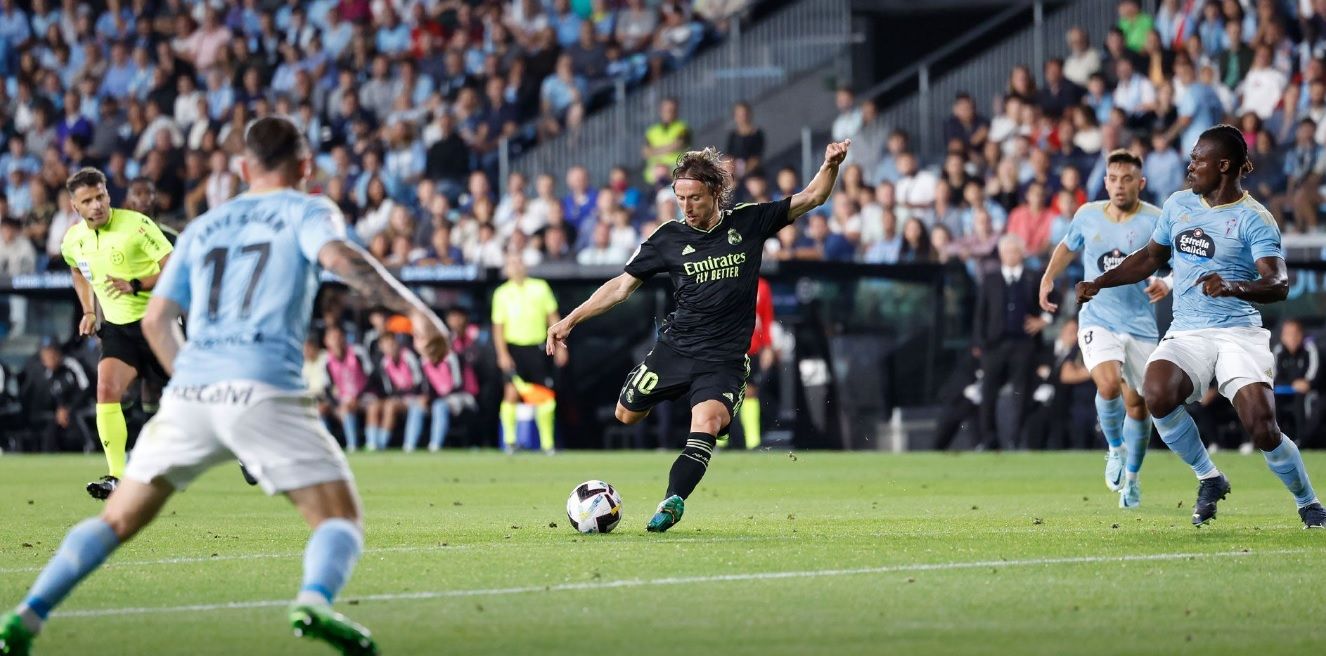Luka Modric dispara en la jugada del gol del croata en Balaídos.