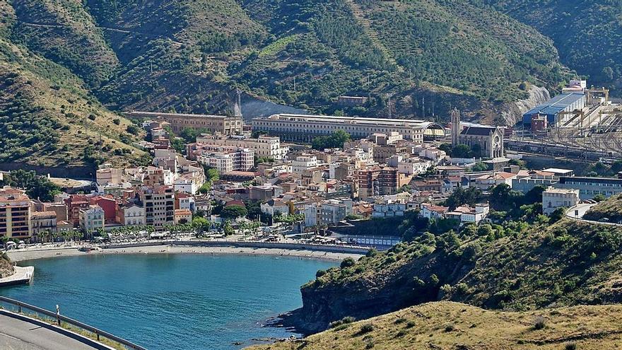 Dues tintoreres espanten els banyistes de la platja de Portbou