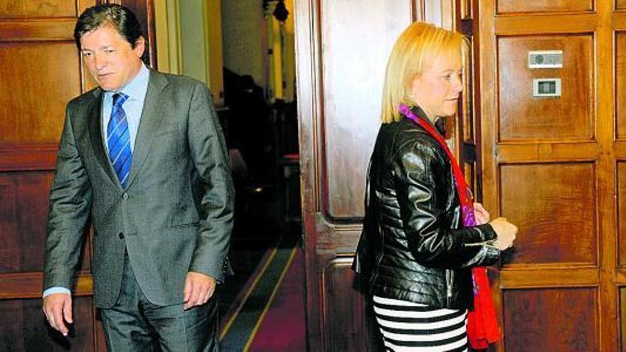 Javier Fernández y Mercedes Fernández se dirigen a sus puestos a cada lado de la mesa de negociación en la Junta.