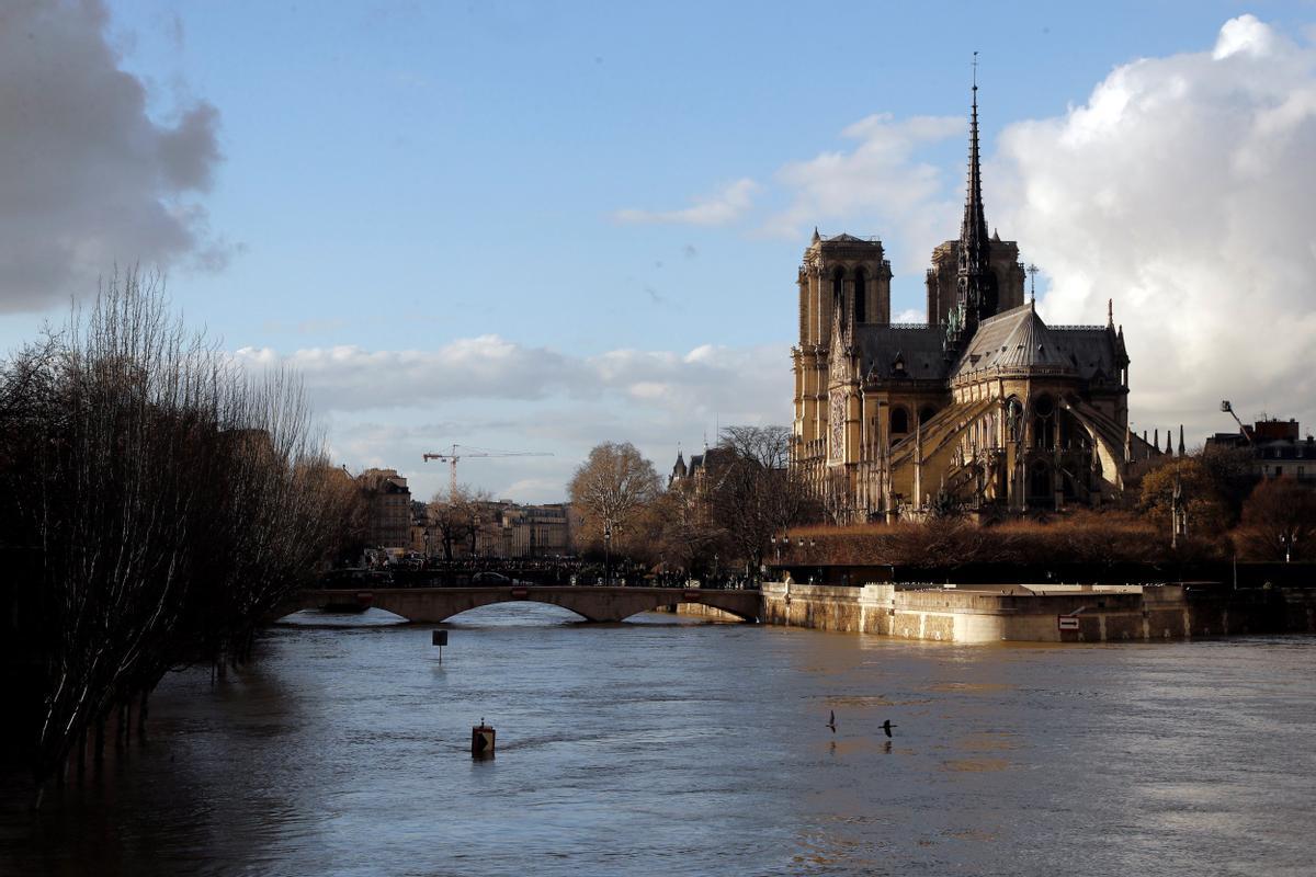 Vista de la crecida del río Sena cerca de Notre Dame, en París, Francia.