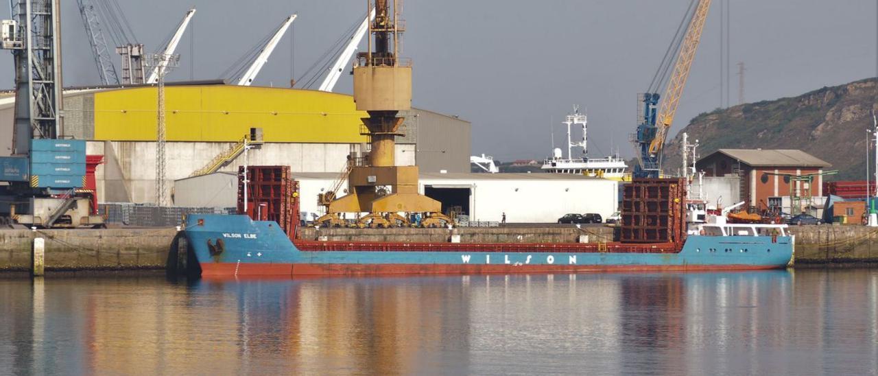 El buque «Wilson», en plena operación en el Puerto de Avilés.