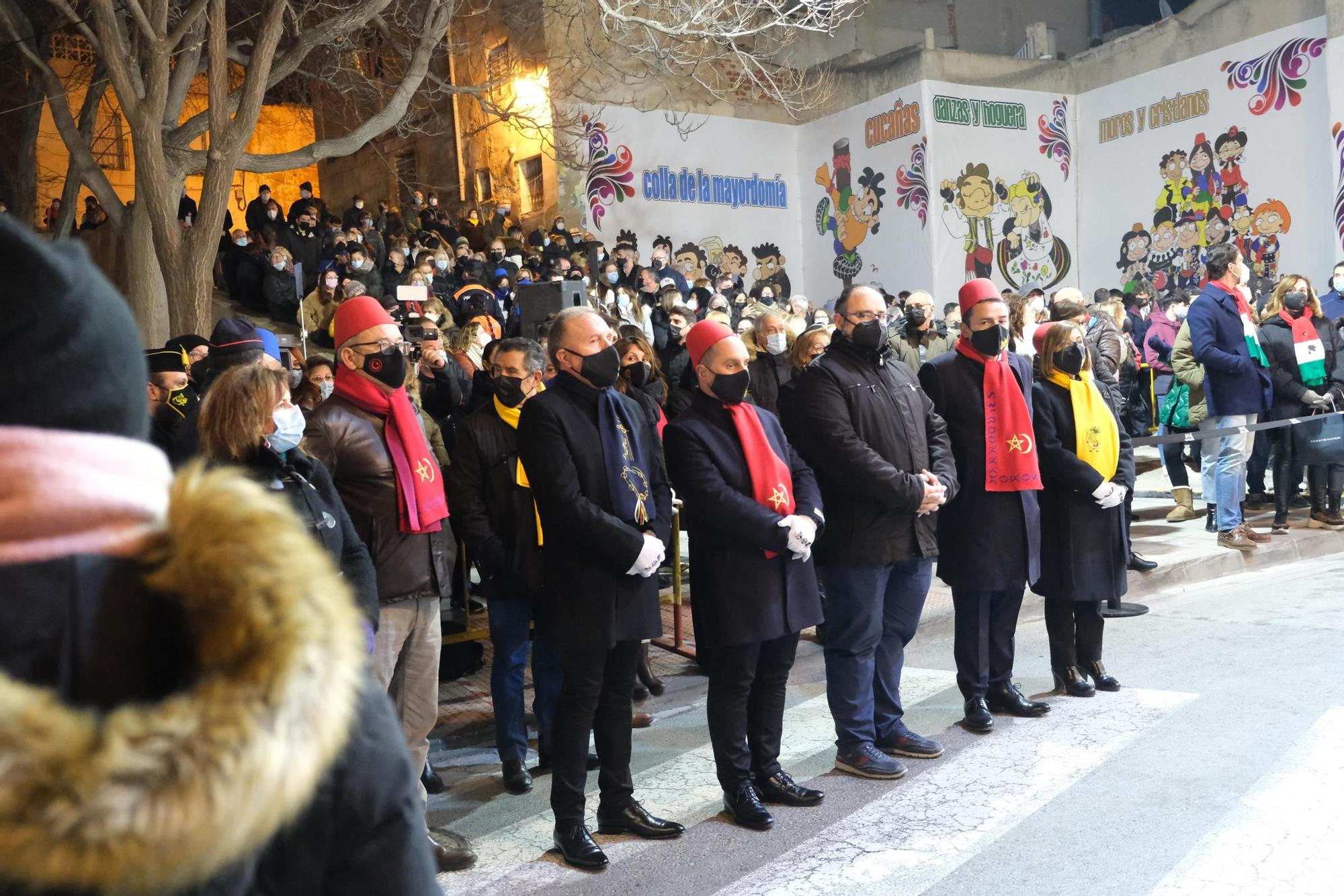 Los eldenses festejan a San Antón, patrón de los Moros y Cristianos, con las típicas vueltas a la hoguera, la bendición de animales, las tradicionales danzas y el reparto del pan