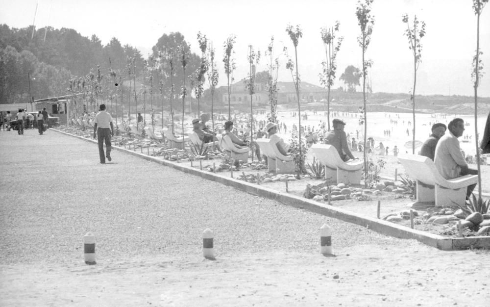 Paseo marítimo de la playa de Rodeira (Cangas), en 1986.