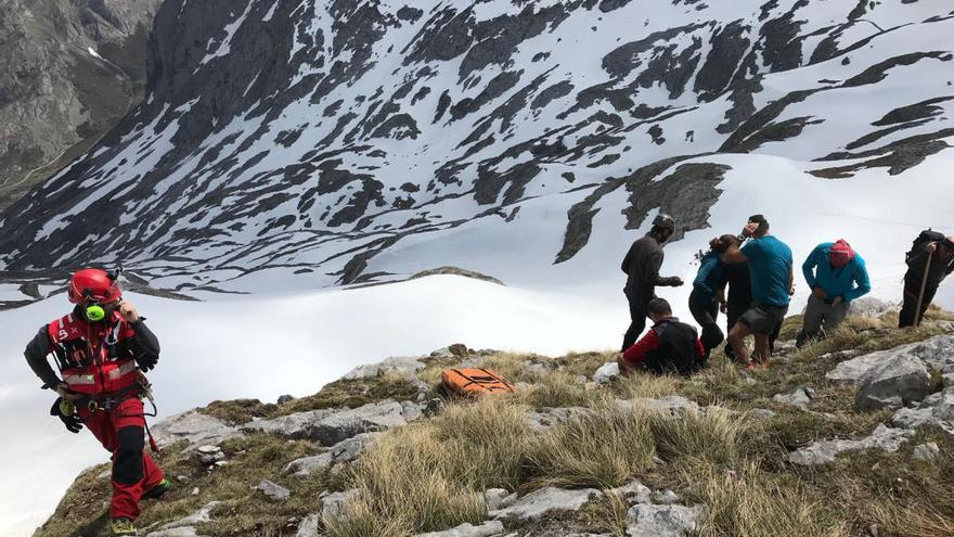 Dos montañeros, heridos por un alud de nieve en el Valle de las Moñetas (Cabrales)