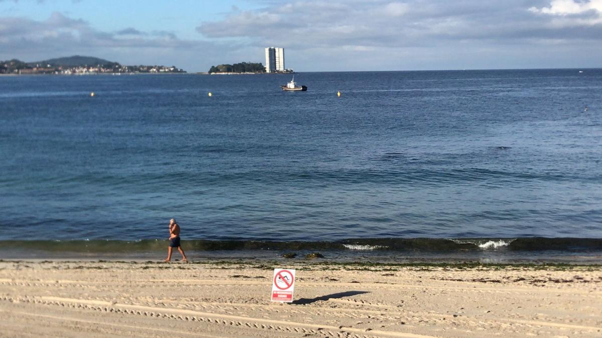 Hasta este martes a mediodía, aún se mantenía el cartel en el que se recomendaba no bañarse en el tramo de Samil denominado Argazada.