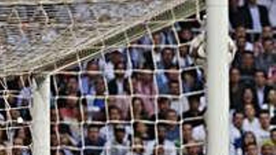 Bale observa cómo se cuela en la portería el balón en un Madrid-City.