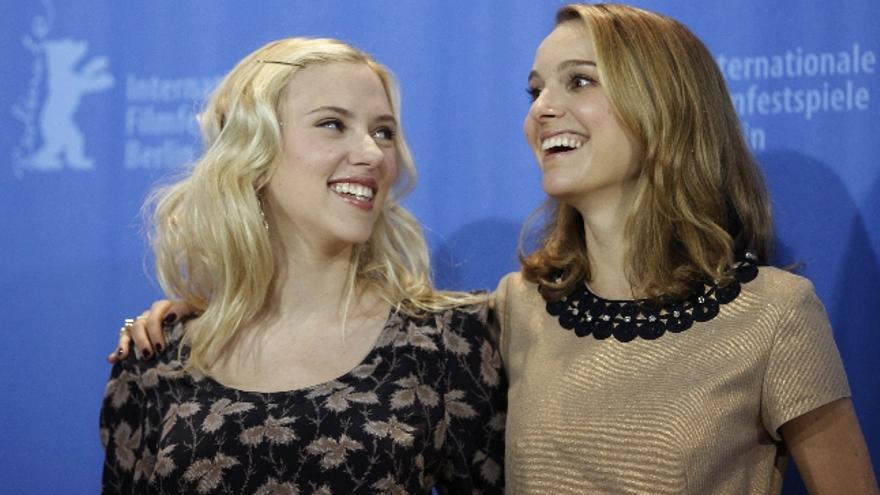 La actriz Scarlett Johansson y  Natalie Portman durante la Berlinale.