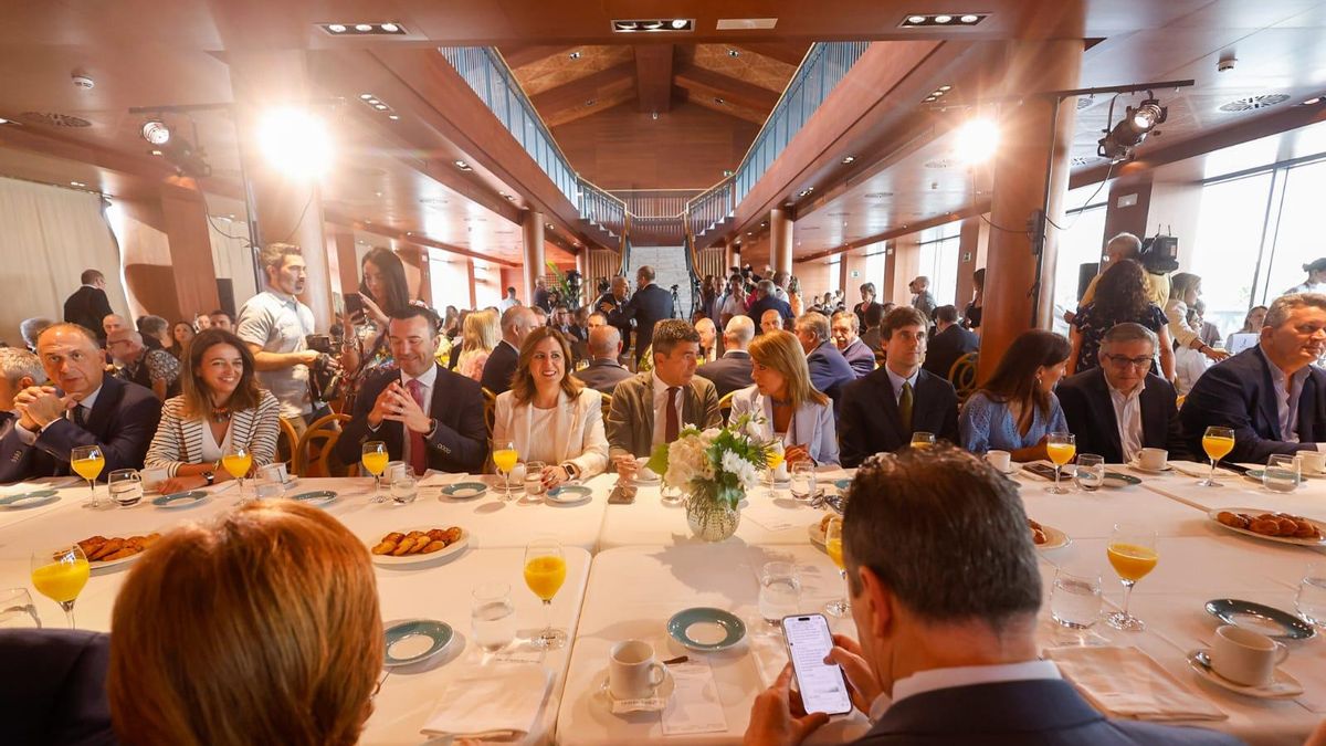 Catalá entre Mazón y el presidente de la Diputación de València, Vicent Mompó, en el desayuno de Forum Europa