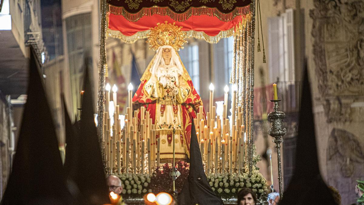 La imagen de María Santísima del Perdón, la primera bajo palio en la Semana Santa oriolana, en una procesión de Martes Santo