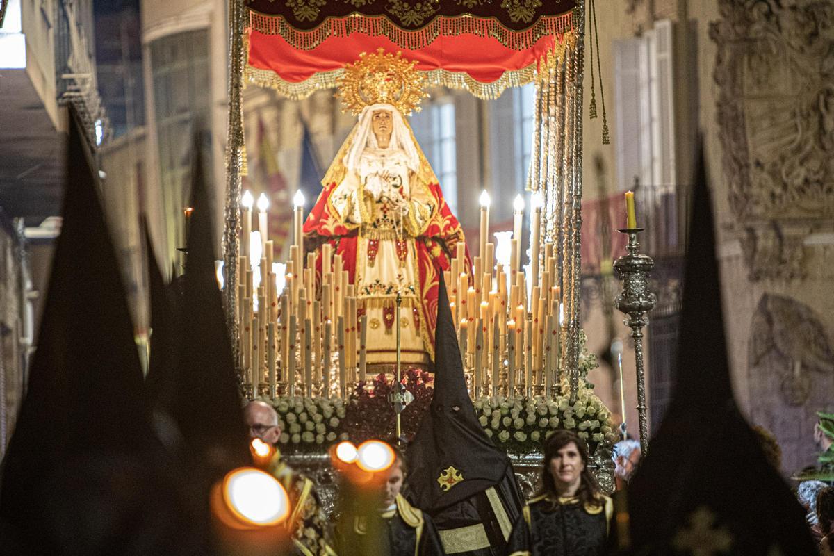 La imagen de María Santísima del Perdón, la primera bajo palio de la Semana Santa oriolana, en una procesión de Martes Santo