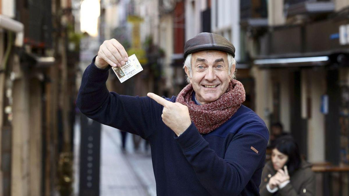 Amadeo Marín (Julián) con un décimo del sorteo de Navidad en Logroño. /