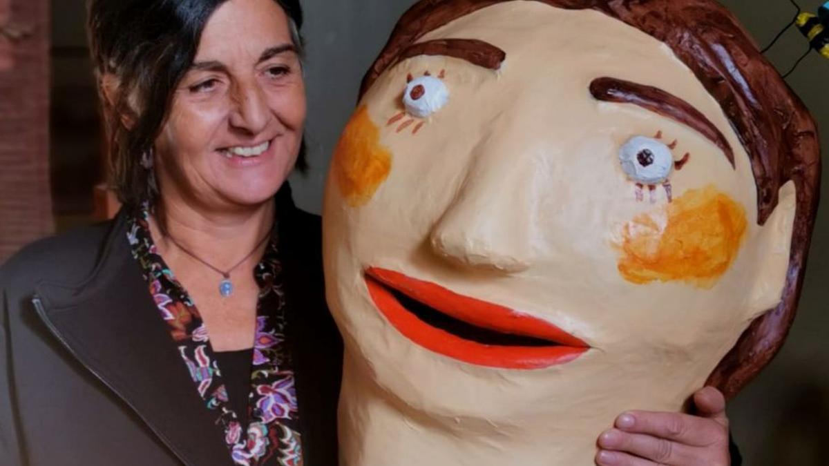 L’escultora Núria Surribas amb el capgròs Fernanda. | TONI VANDELLÓS