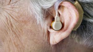 Solo el 25 por ciento de las personas mayores de 80 años usan audífonos, cuando el 80 por ciento de ellos tienen una pérdida auditiva significativa