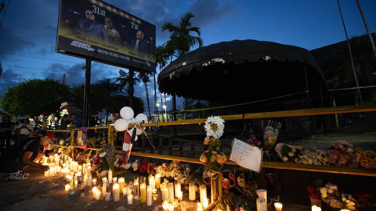 Decenas de dominicanos homenajean a los 221 muertos tras el derrumbe del techo de la discoteca Jet Set de Santo Domingo