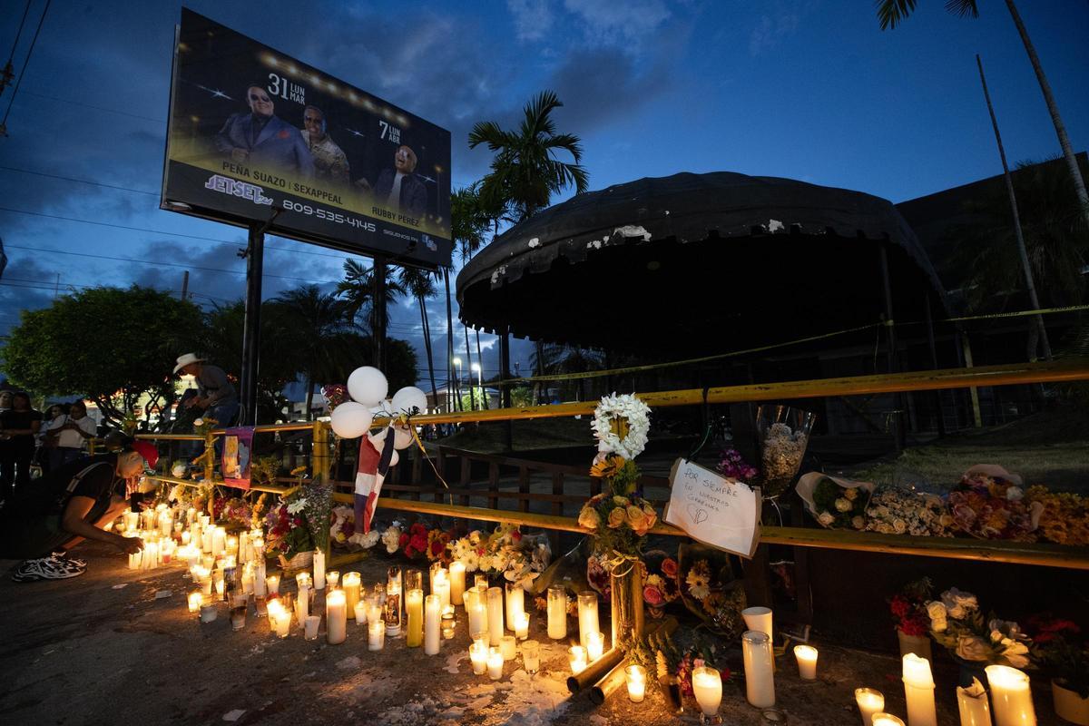 Decenas de dominicanos homenajean a los 221 muertos tras el derrumbe del techo de la discoteca Jet Set de Santo Domingo