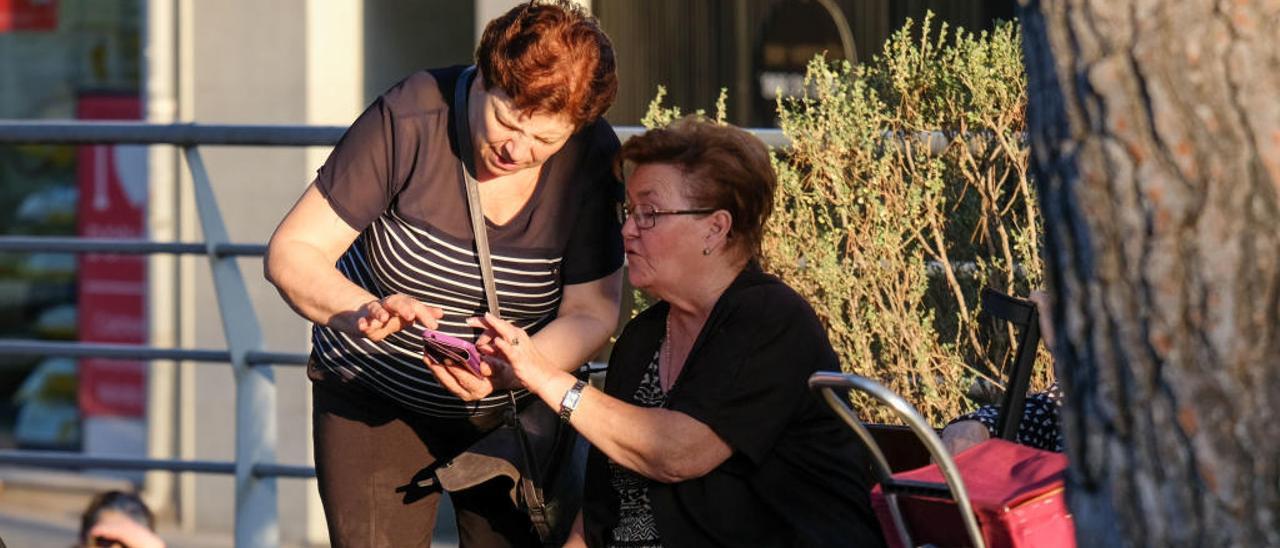 Las personas de cierta edad se quejan sobre la atención al cliente de las compañías.