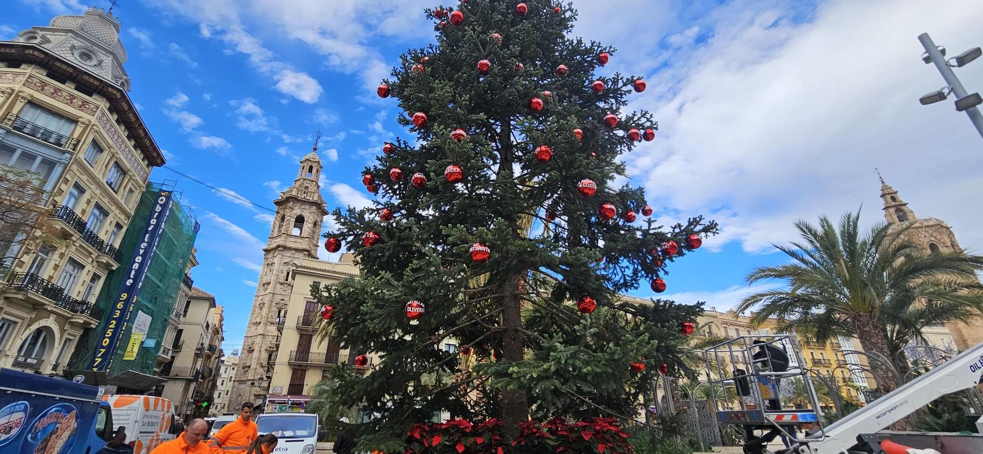 Así es el nuevo "Abeto de los Barrios" de Navidad en el centro de València