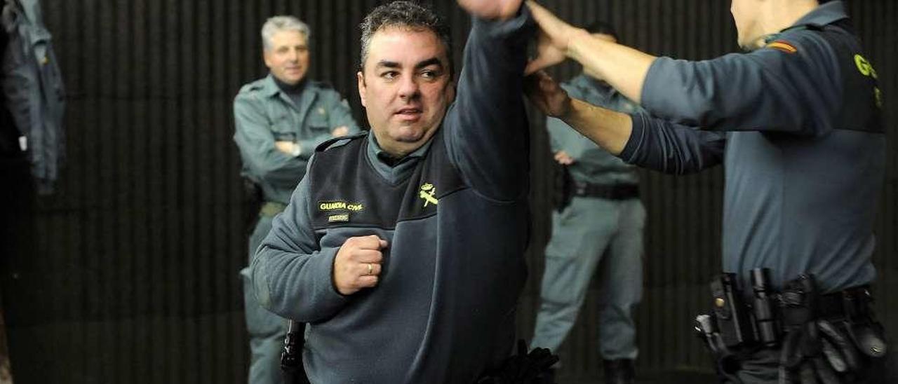 El sargento Pulido, ayer, enseñando una técnica a los asistentes. // Bernabé / Javier Lalín