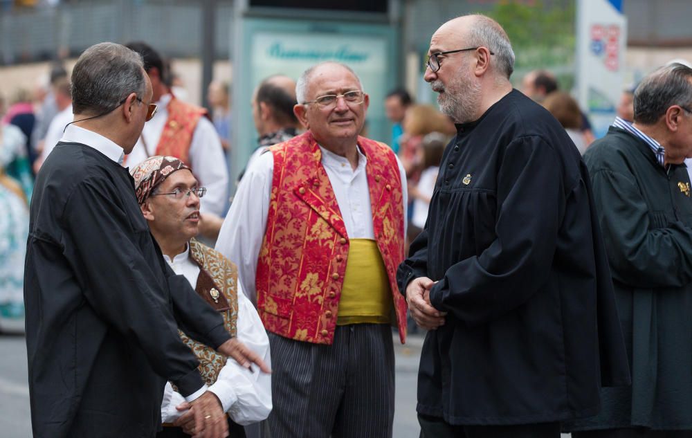 La apertura de las Hogueras del 90 aniversario resultó espectacular, con una gran participación de las comisiones, de veteranos festeros y de las Belleas del Foc.