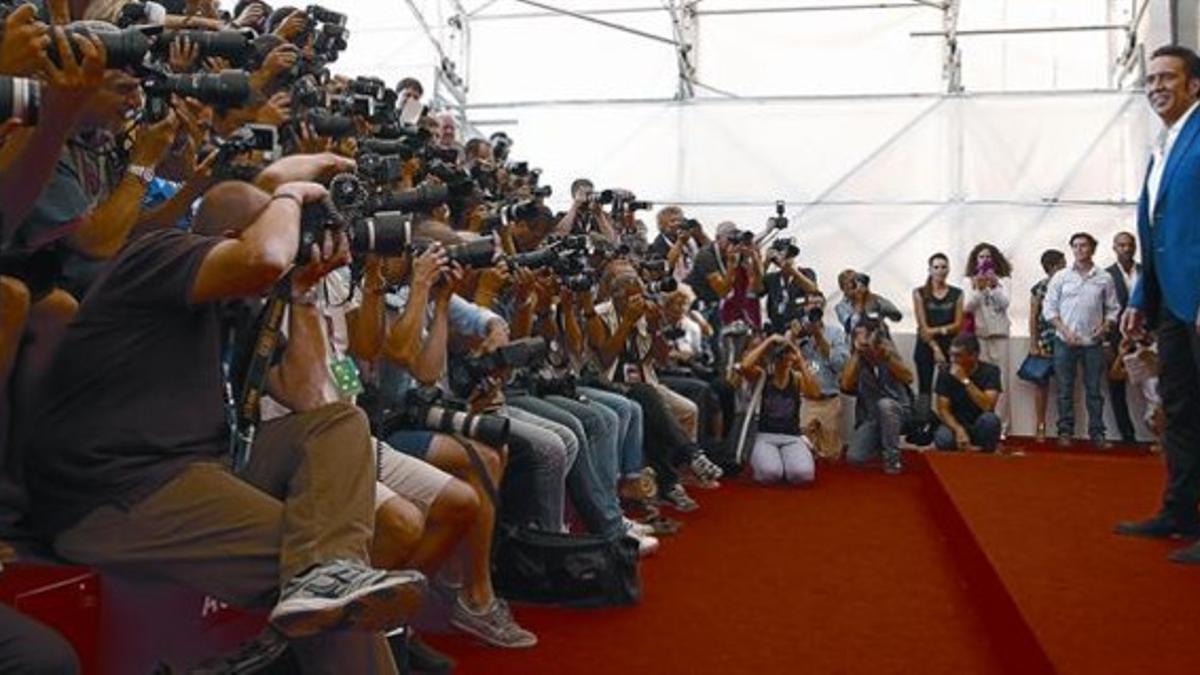 ¿CERCA DE LAS ESTRELLAS? Un enjambre de fotógrafos dispara a Nicolas Cage durante el Festival de Venecia, en agosto pasado.