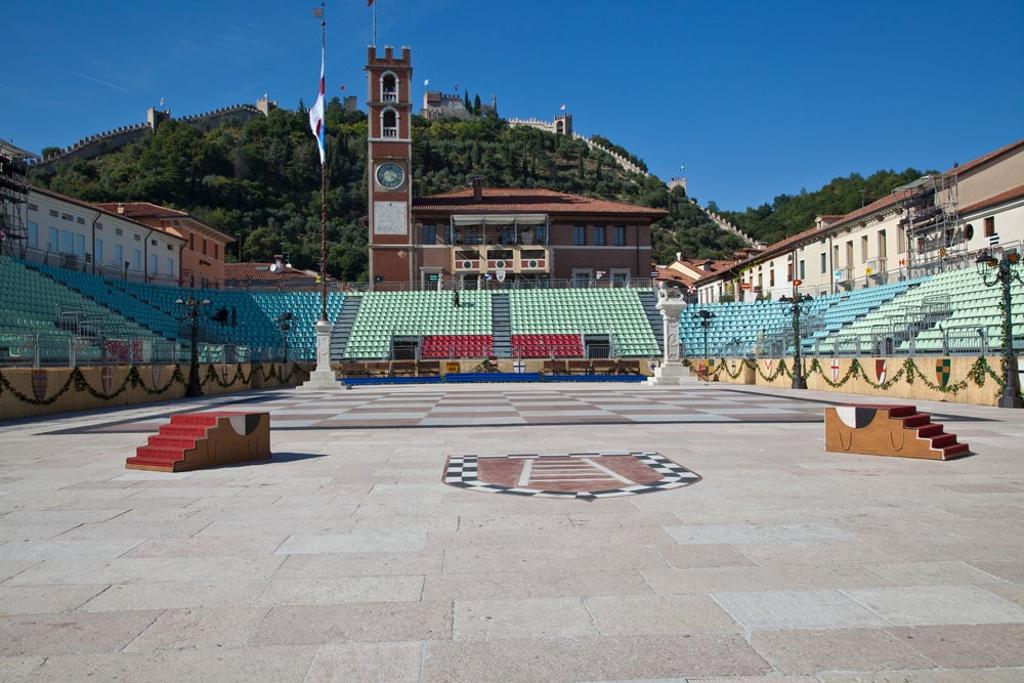 Gradas preparadas para la partida de ajedrez en Marostica. 