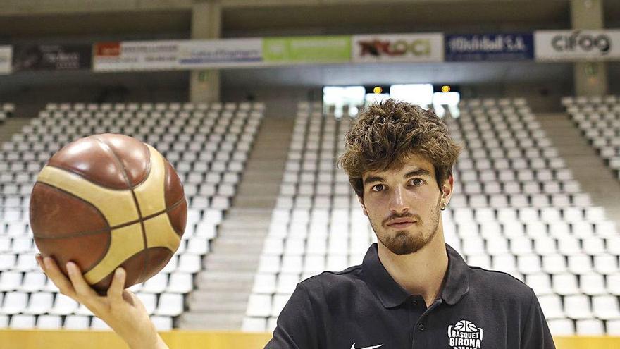 Pep Busquets al bell mig de la pista central de Fontajau.