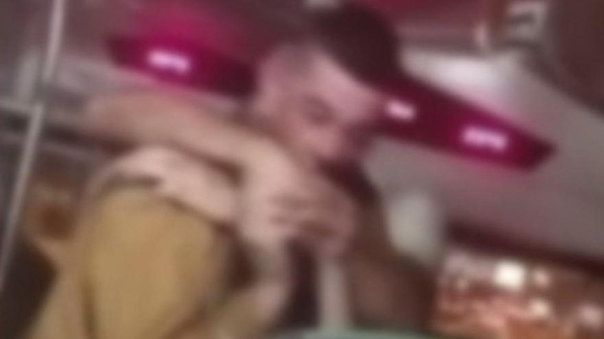 Pelea entre un conductor y un pasajero a bordo de una guagua