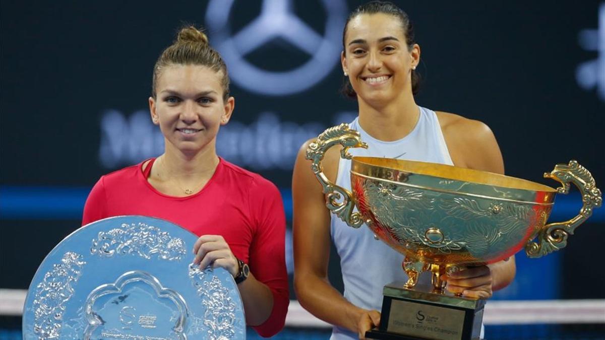 Halep y García, con sus trofeos en Pekín