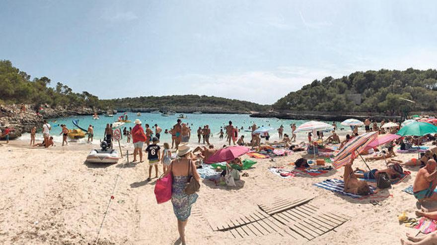 La playa de Mondragó el pasado verano, cuando la saturación de bañistas alcanza su punto más elevado.