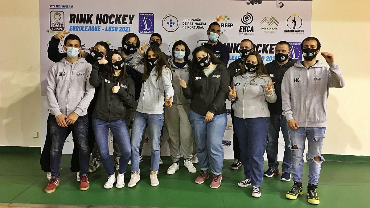 El equipo de HockeyGlobal, la plataforma coruñesa que emitirá la señal de la Liga Europea, ayer en el pabellón de Luso. |  // MARÍA VARELA 