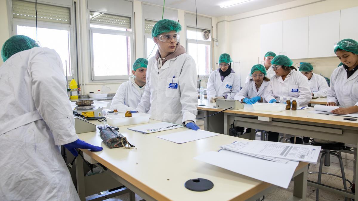 Alumnado de FP en el laboratorio de su instituto, el curso pasado en Cataluña.