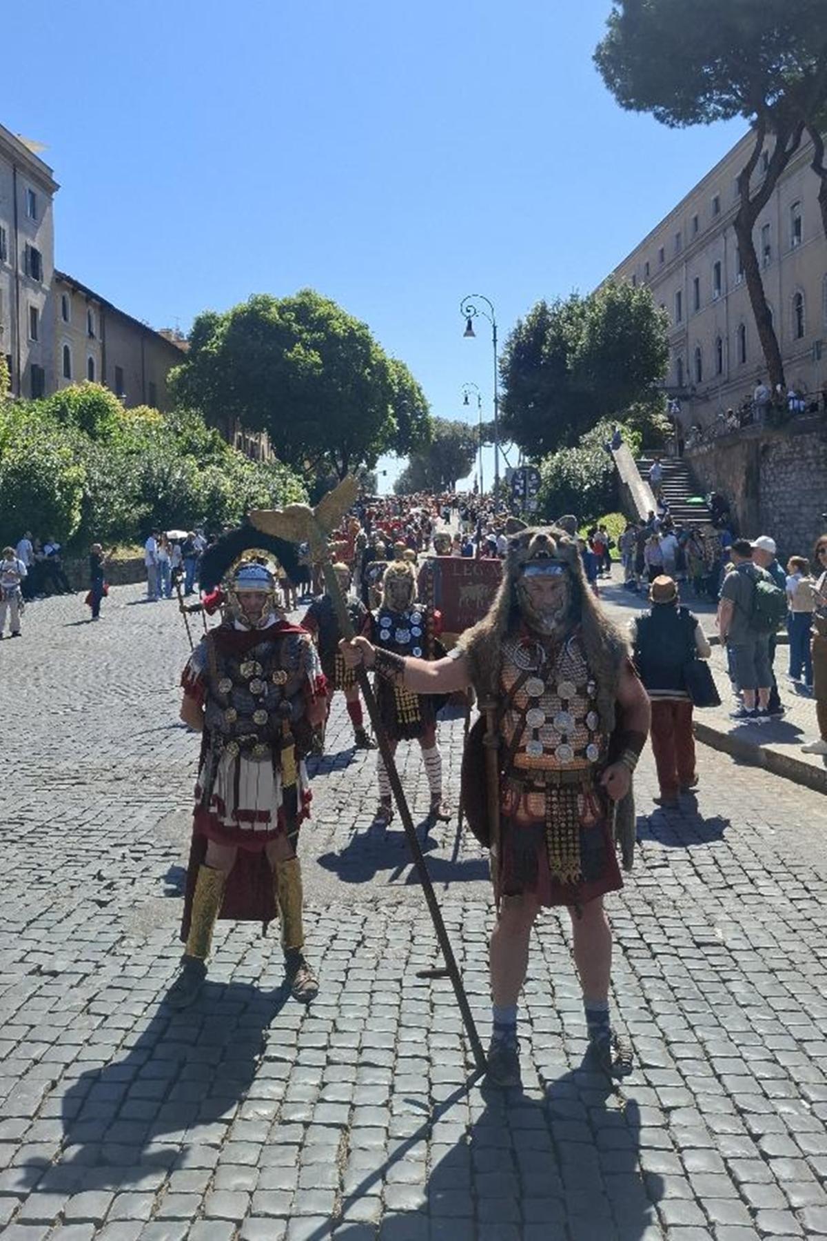 Integrantes de Ara Concordiae posan en Roma durante el Natale di Roma 2026, donde Avgvsta Emerita ha vuelto a mostrar su legado histórico con indumentaria inspirada en la antigua ciudad romana.