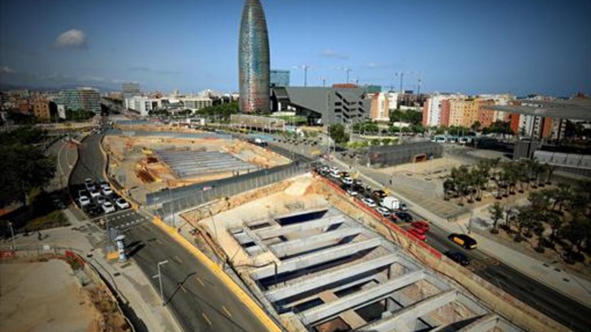 Estado de la excavación, ahora parada, del primer túnel de la Gran Via en el centro de la plaza de las Glòries, entre las calles de Castillejos (en primer término) y Badajoz (al fondo), ayer.