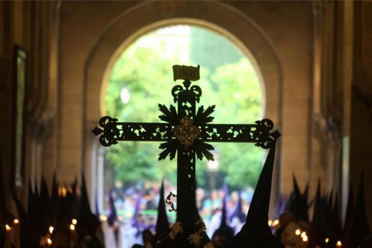La noche culmina un Martes Santo primaveral e histórico