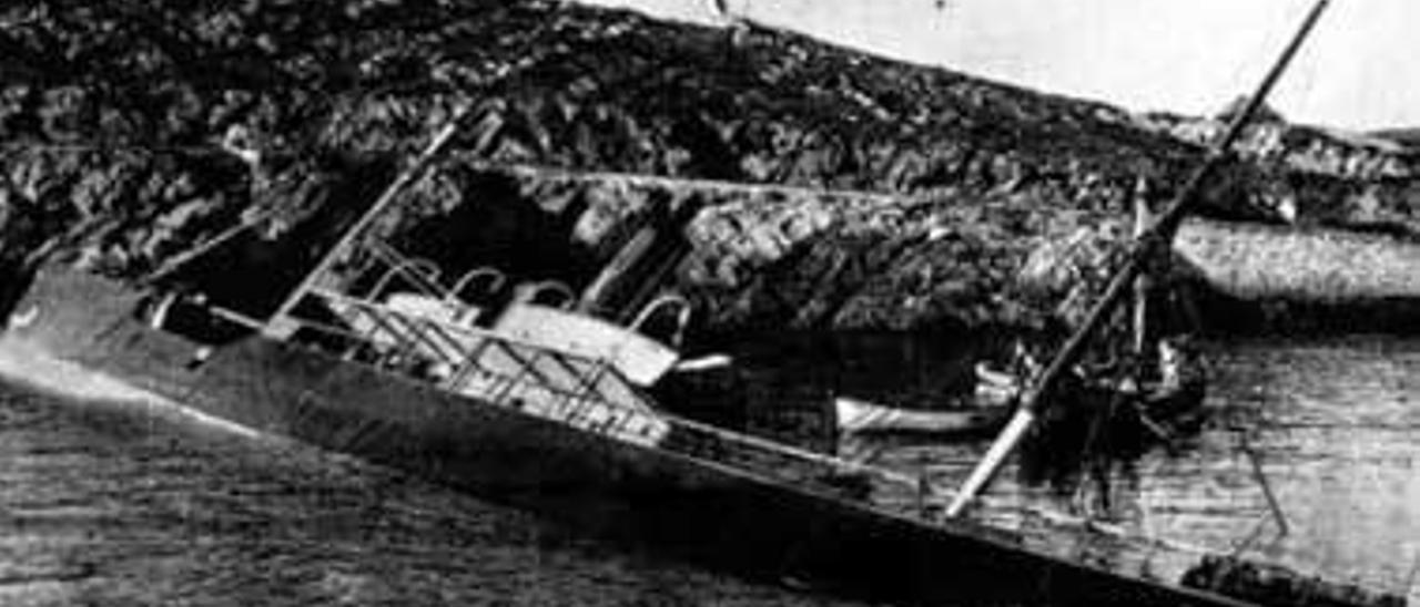 El barco, tras su naufragio en la bocana de la ría.