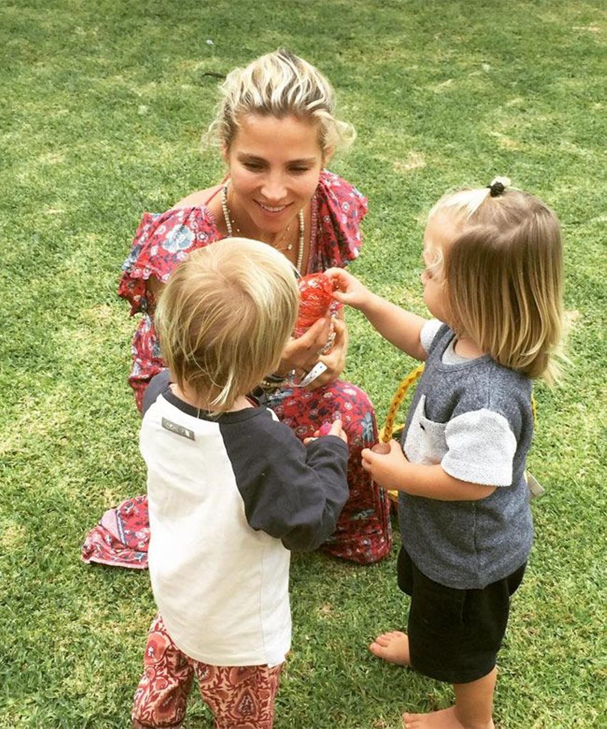 Elsa Pataky con dos de sus hijos, Tristán y Sasha, en Semana Santa