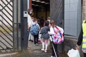 Archivo - Varios niños y niñas entran al colegio