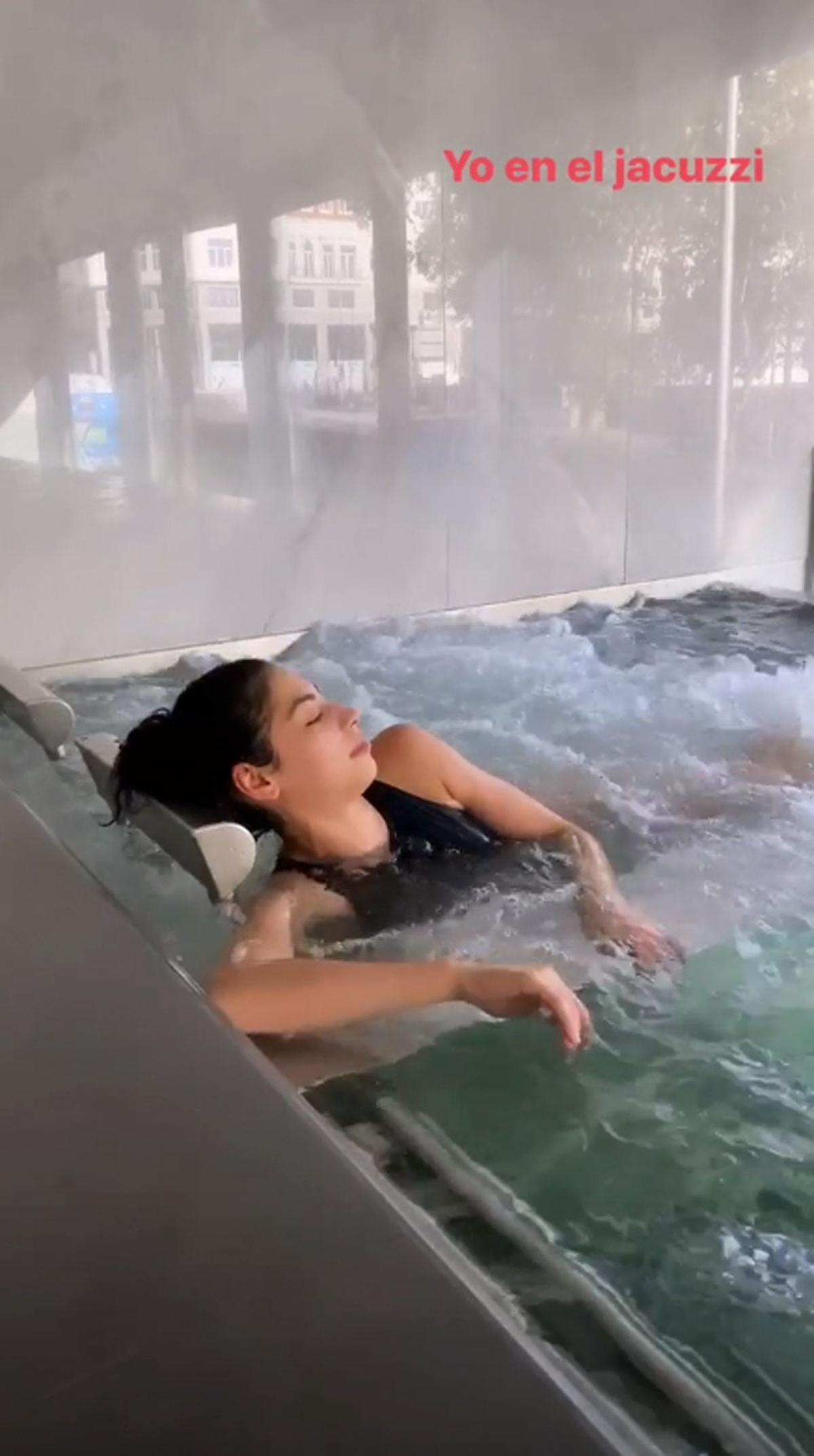 Mina Al Hammani en el jacuzzi Mina Al Hammani en el jacuzzi