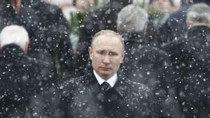 El president de Rússia, Vladímir Putin, durant un acte militar a Moscou al febrer, en plena nevada. |  SERGUEI KARPUKHIN / REUTERS