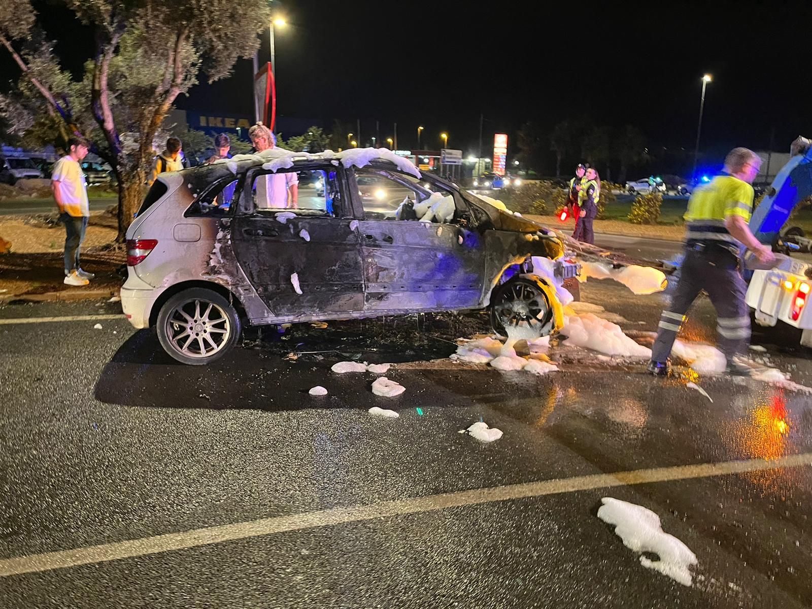 Así quedó el coche que ayer ardió junto a la rotonda de los podencos de Ibiza