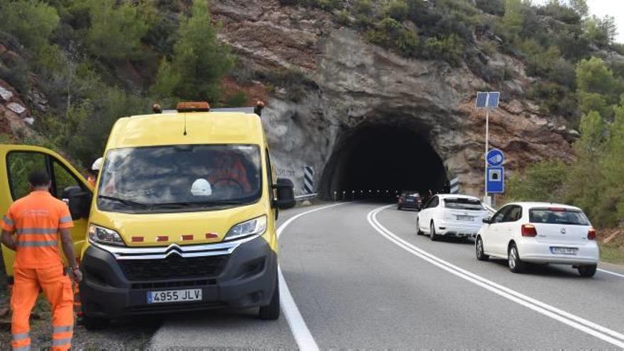 Operaris de Carreteres, després d&#039;haver netejat la zona de l&#039;esllavissada, ahir a la tarda