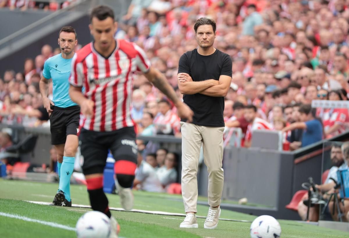 El nuevo entrenador del Ahtletic de Bilbao Edin Terzic al inicio del partido de LaLiga entre el Athletic y el Sevilla, este sábado en el estadio de San Mamés.