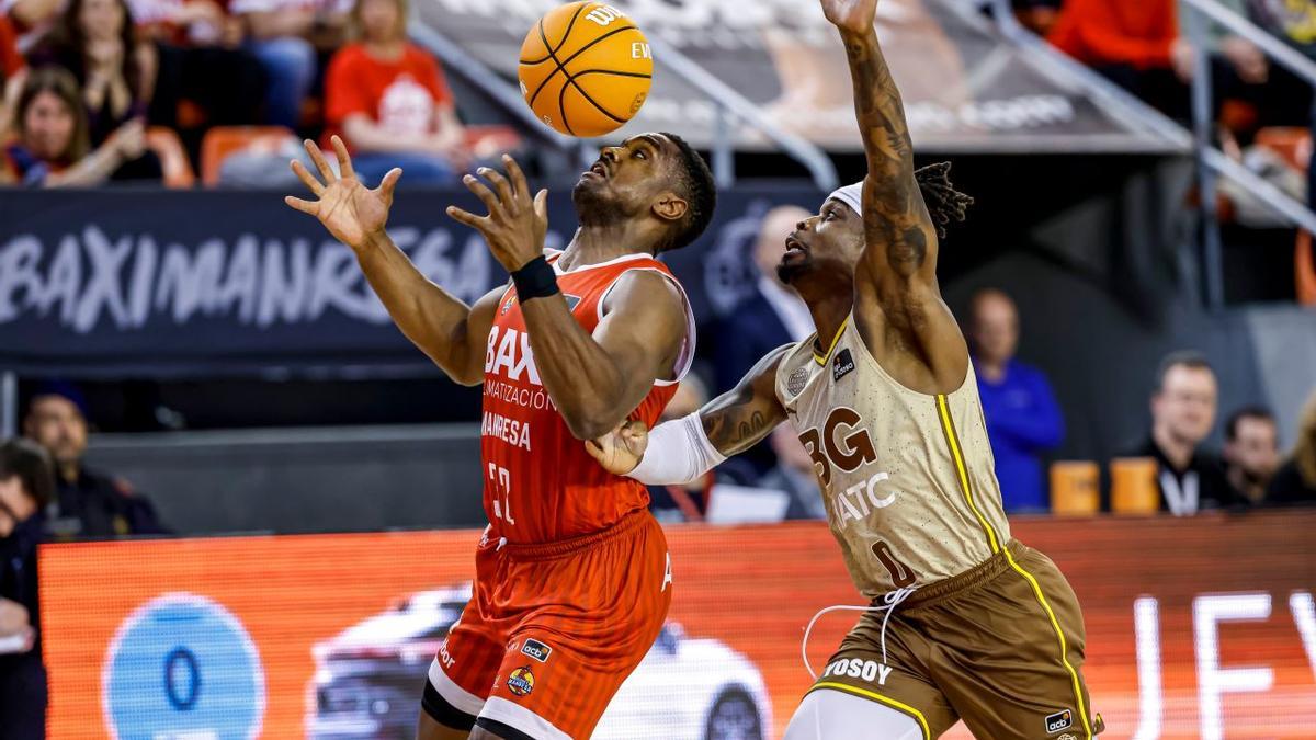 Iroegbu defensant a Obasohan.