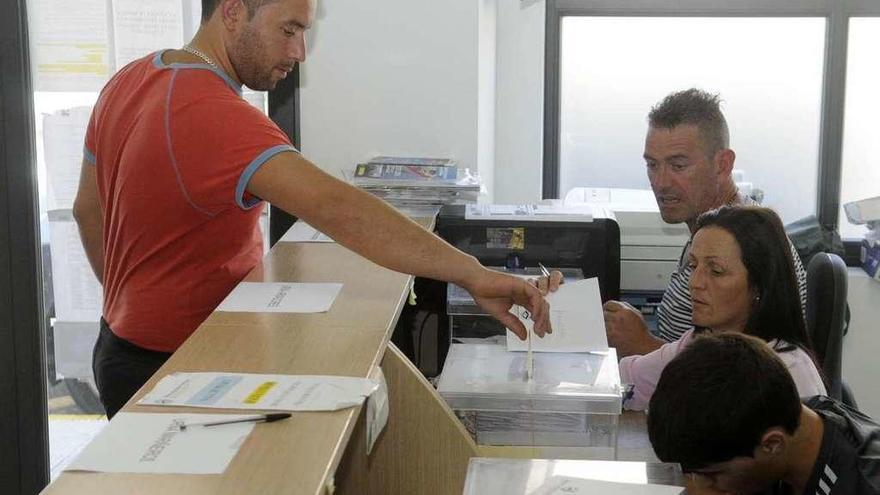 Un marinero vota en las elecciones de 2014 en la Cofradía de A Illa. // Noé Parga