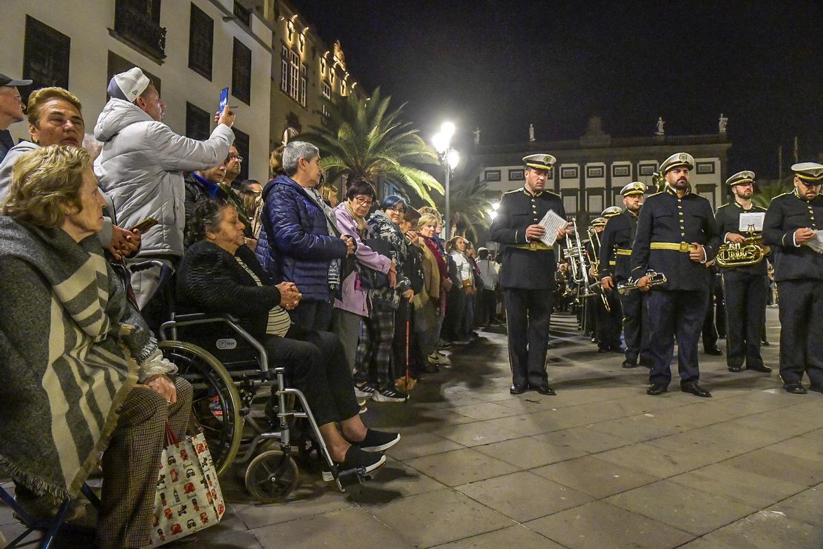 Público asistente al Santo Encuentro y parte de la Agrupación musical La Salle, de Agüimes.