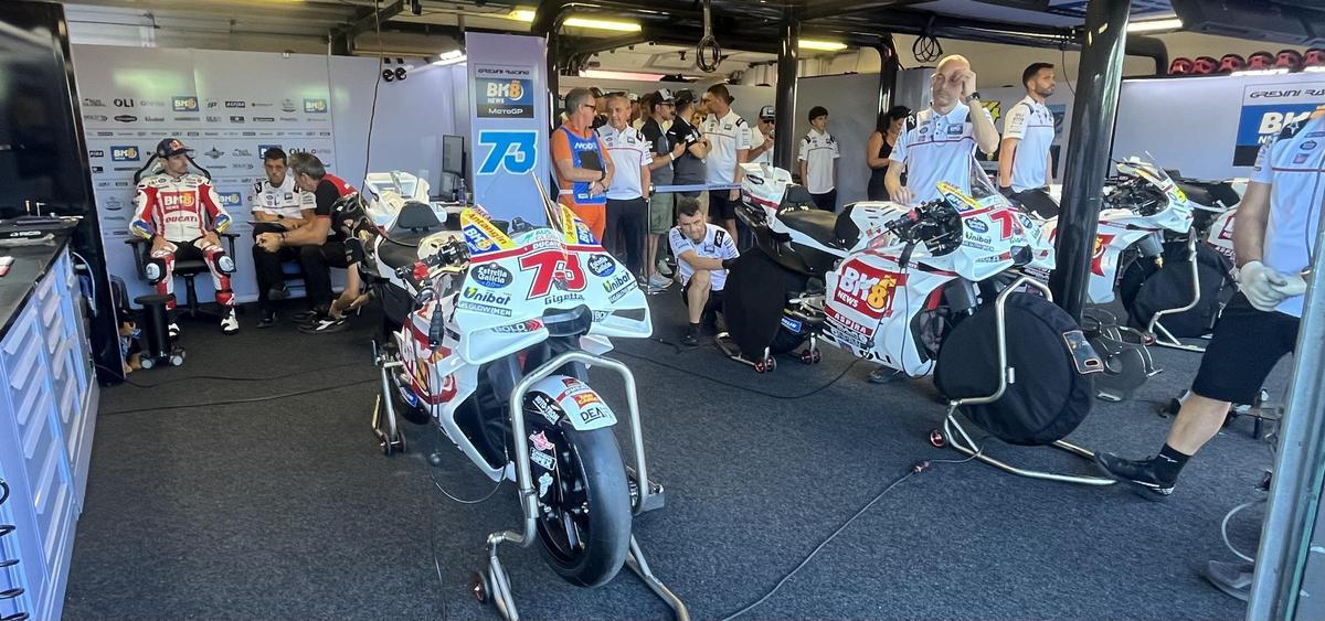 El taller del Gresini Racing Team Ducati con los colores de Marco Simoncelli, hoy, en Misano.