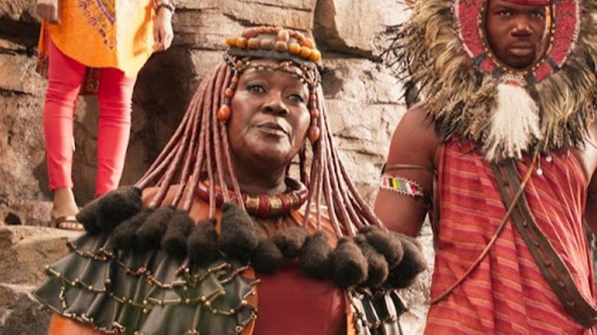 Connie Chiume en la película Black Panther