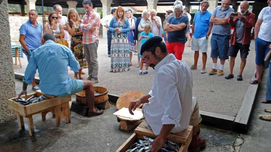 El proceso despertó la curiosidad de los visitantes. // Muñiz