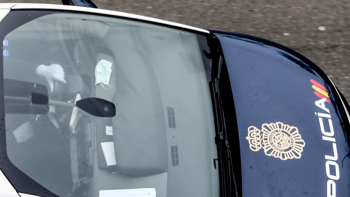 Arrestan a un joven que fracturó los retrovisores de nueve coches en El Cerillero