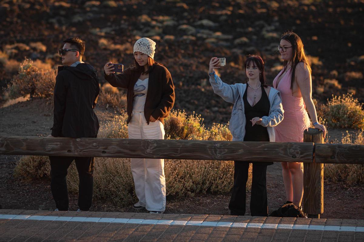 Turistas fotografíandose en el atardecer en el Parque Nacional del Teide.